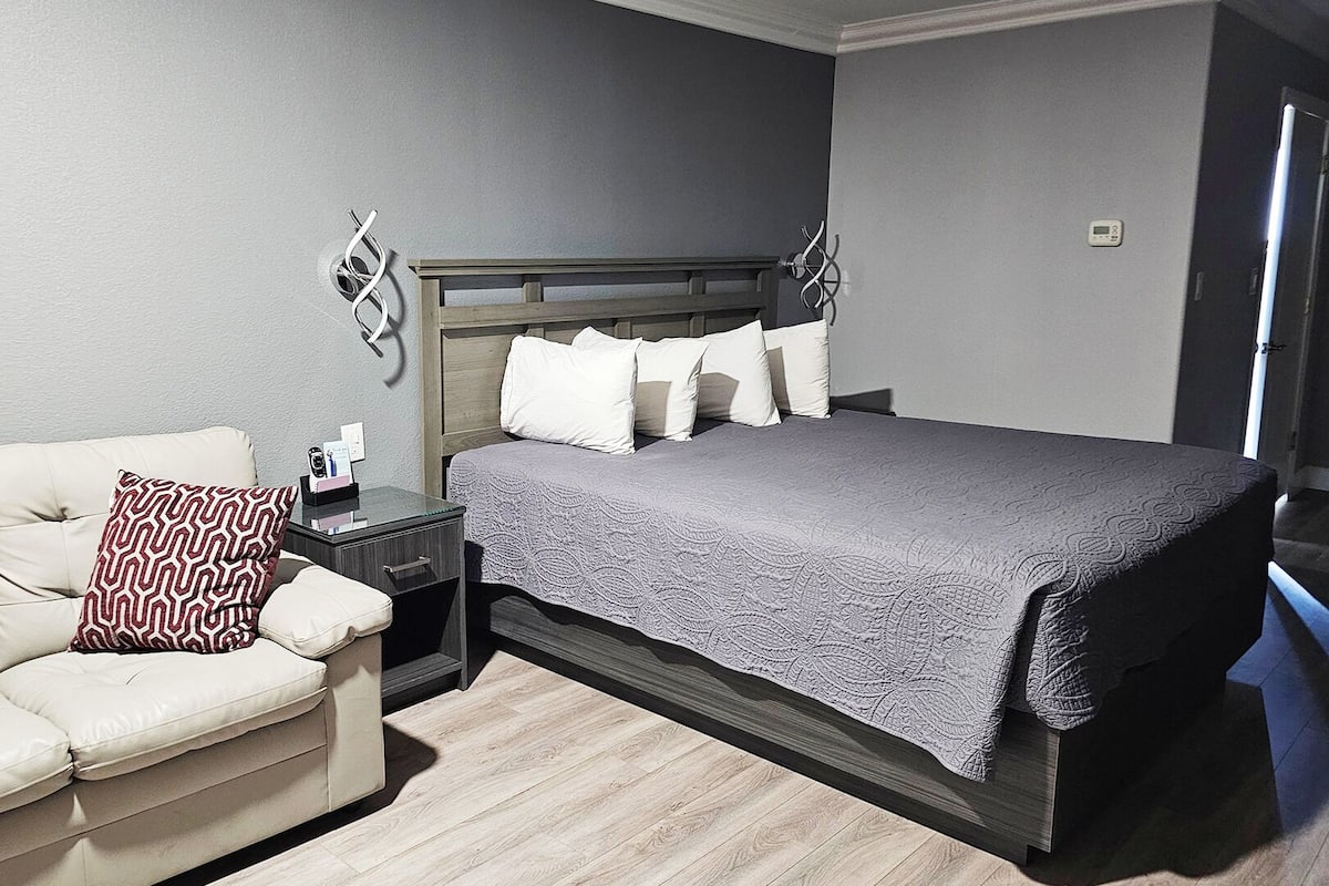 أغطية فراش متميزة وأسرّة بطبقة علوية مريحة وستائر تعتيم ومكواة/لوح كي