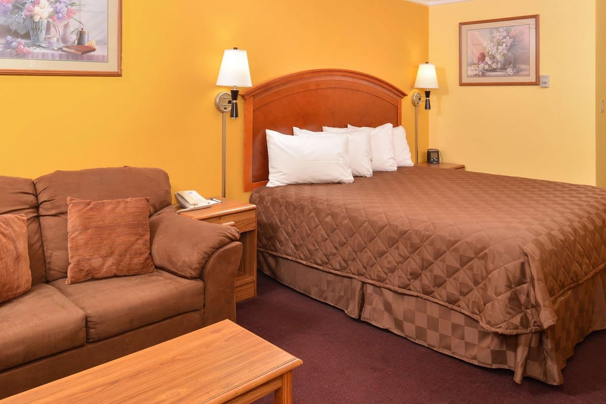 Standaard kamer, 1 kingsize bed, niet-roken | 1 slaapkamer, luxe beddengoed, pillowtop-bedden