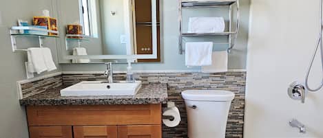 Combined shower/tub, hydromassage showerhead, eco-friendly toiletries