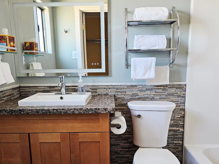 Combined shower/tub, hydromassage showerhead, eco-friendly toiletries