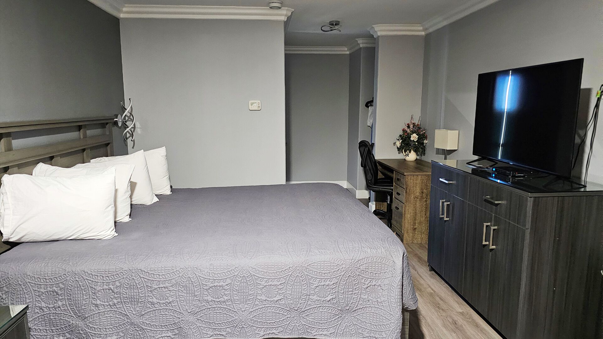 Deluxe kamer, 1 kingsize bed, niet-roken, koelkast en magnetron | Luxe beddengoed, pillowtop-bedden, verduisterende gordijnen
