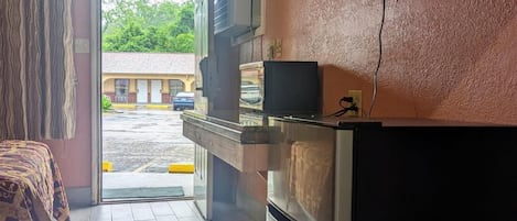 Réfrigérateur, micro-ondes, cafetiÚre/bouilloire