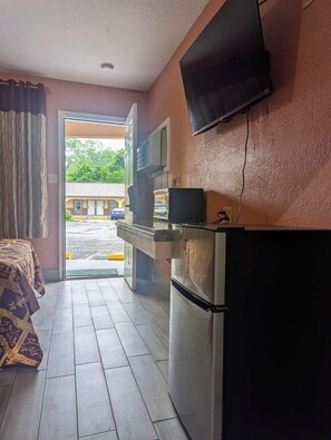 Fridge, microwave, coffee/tea maker - Residents Suites Liberty (Liberty)