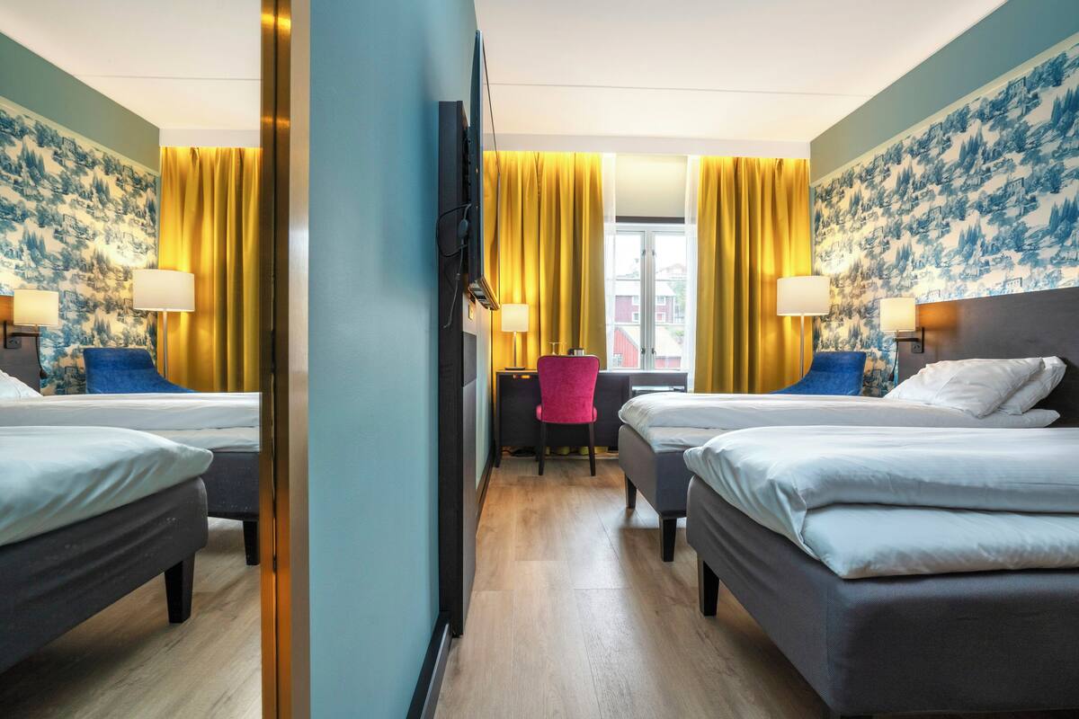 Habitación estándar con 2 camas individuales, para no fumadores | Ropa de cama de alta calidad, minibar, escritorio y cortinas blackout 