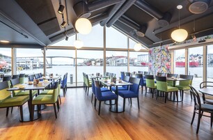 Breakfast, lunch served; local and international cuisine, ocean views 