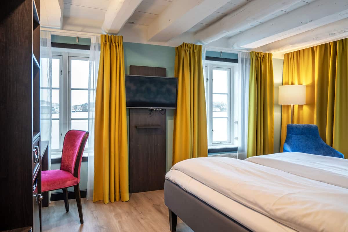 premium bedding, minibar, desk, blackout curtains