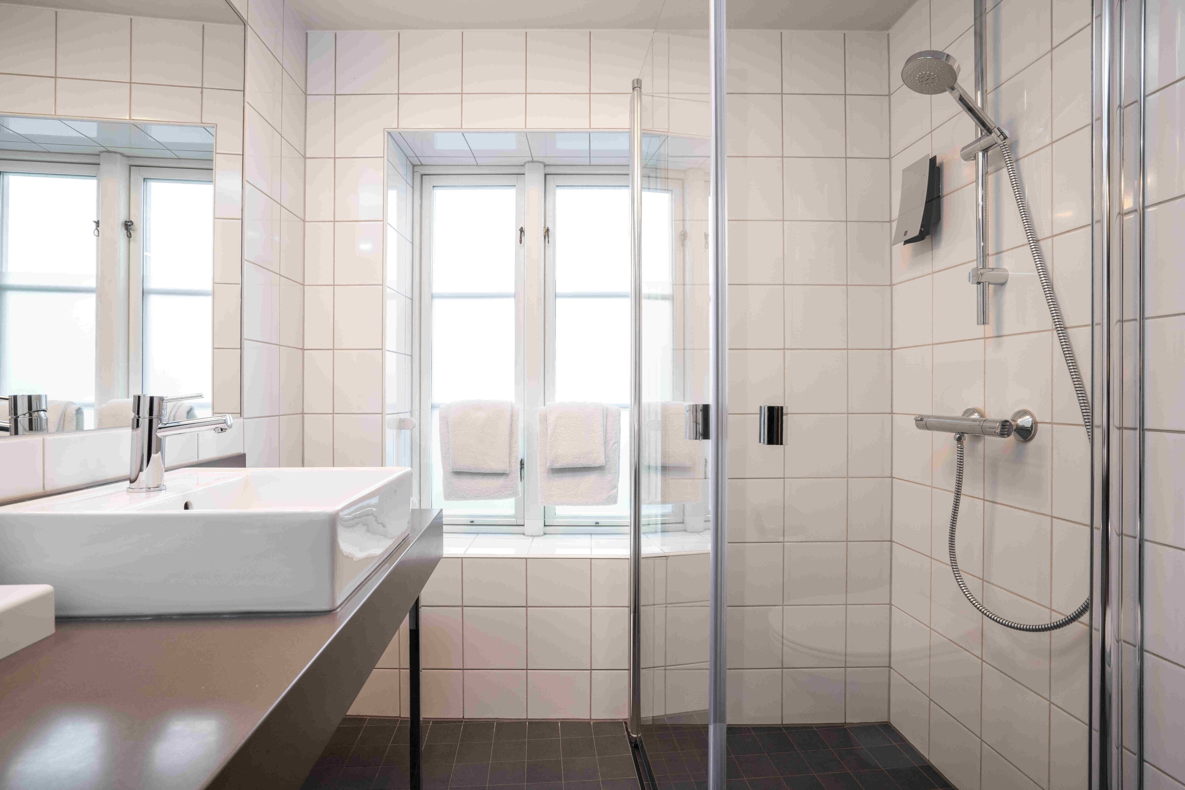 shower, free toiletries, hair dryer, towels