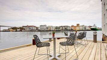 Breakfast, lunch served; local and international cuisine, ocean views