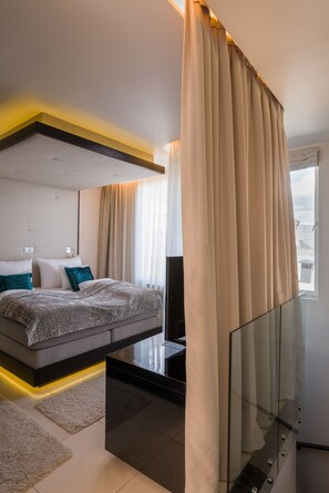 Hypo-allergenic bedding, free WiFi, bed sheets