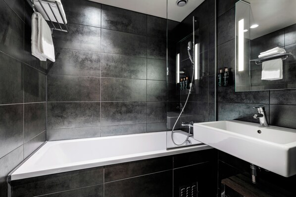Superior Room, 2 Single Beds | Bathroom