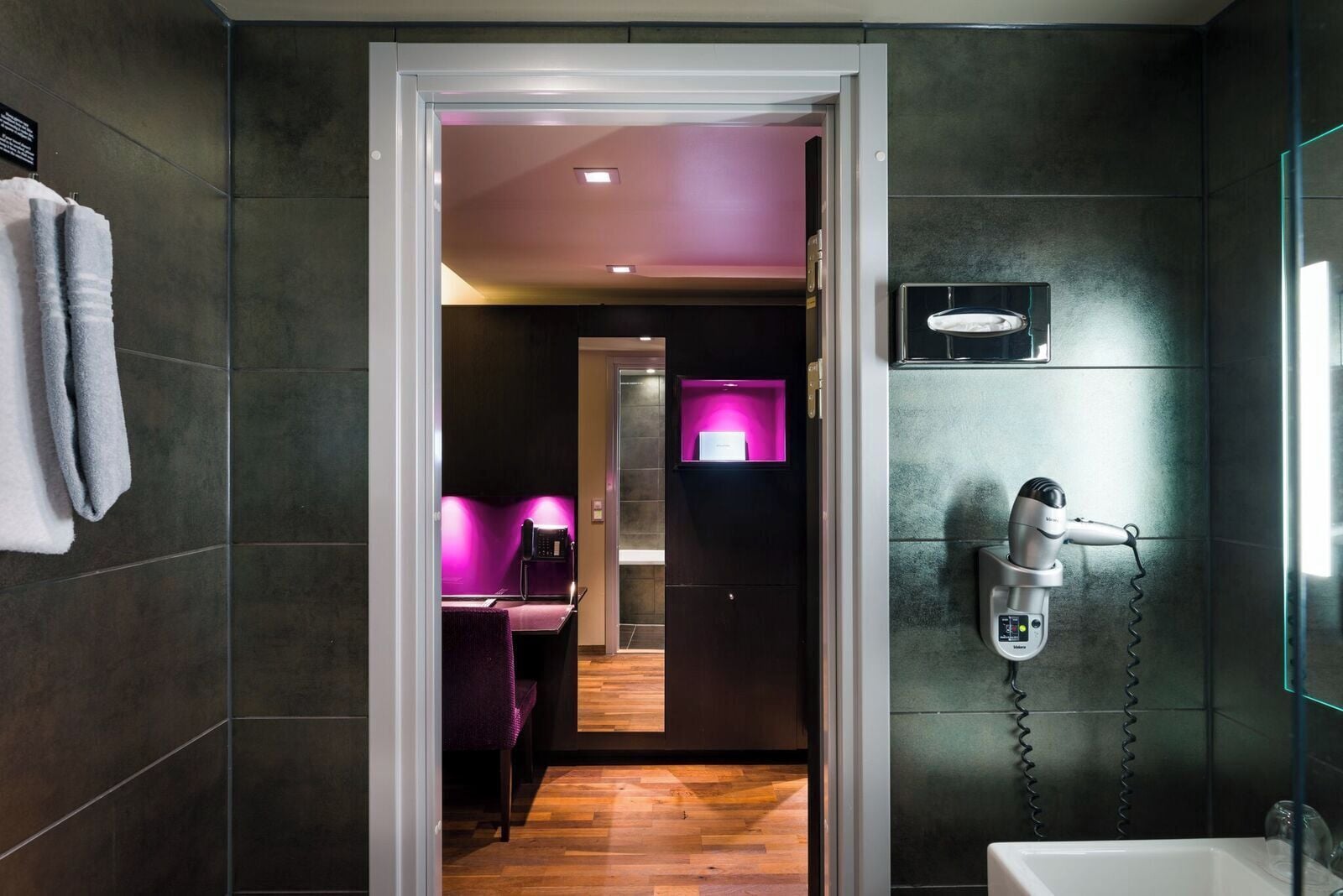 Superior Room, 1 Queen Bed | Bathroom | Hair dryer, towels, soap, shampoo