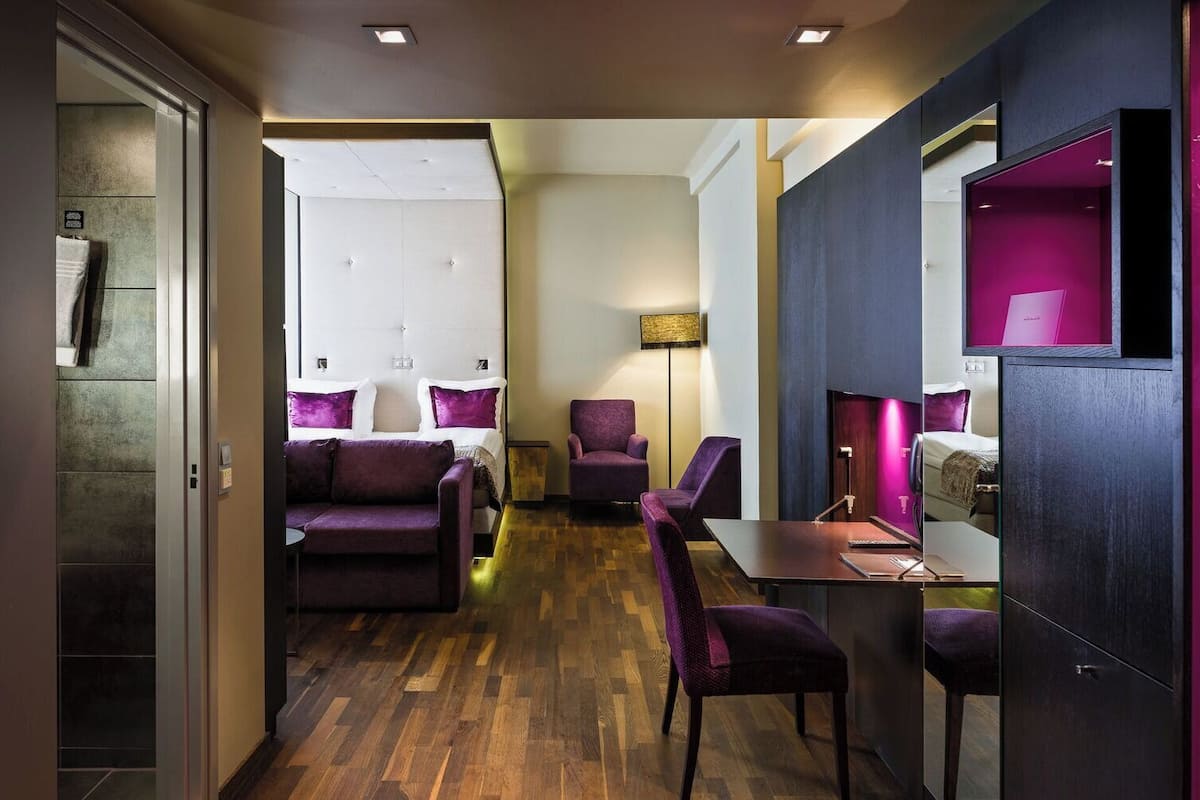 superior room, 1 queen bed | 1 bedroom, hypo-allergenic bedding, laptop workspace, free wifi