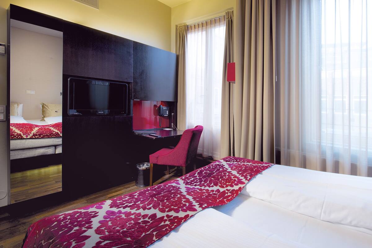 Hypo-allergenic bedding available, WiFi (free), bed sheets