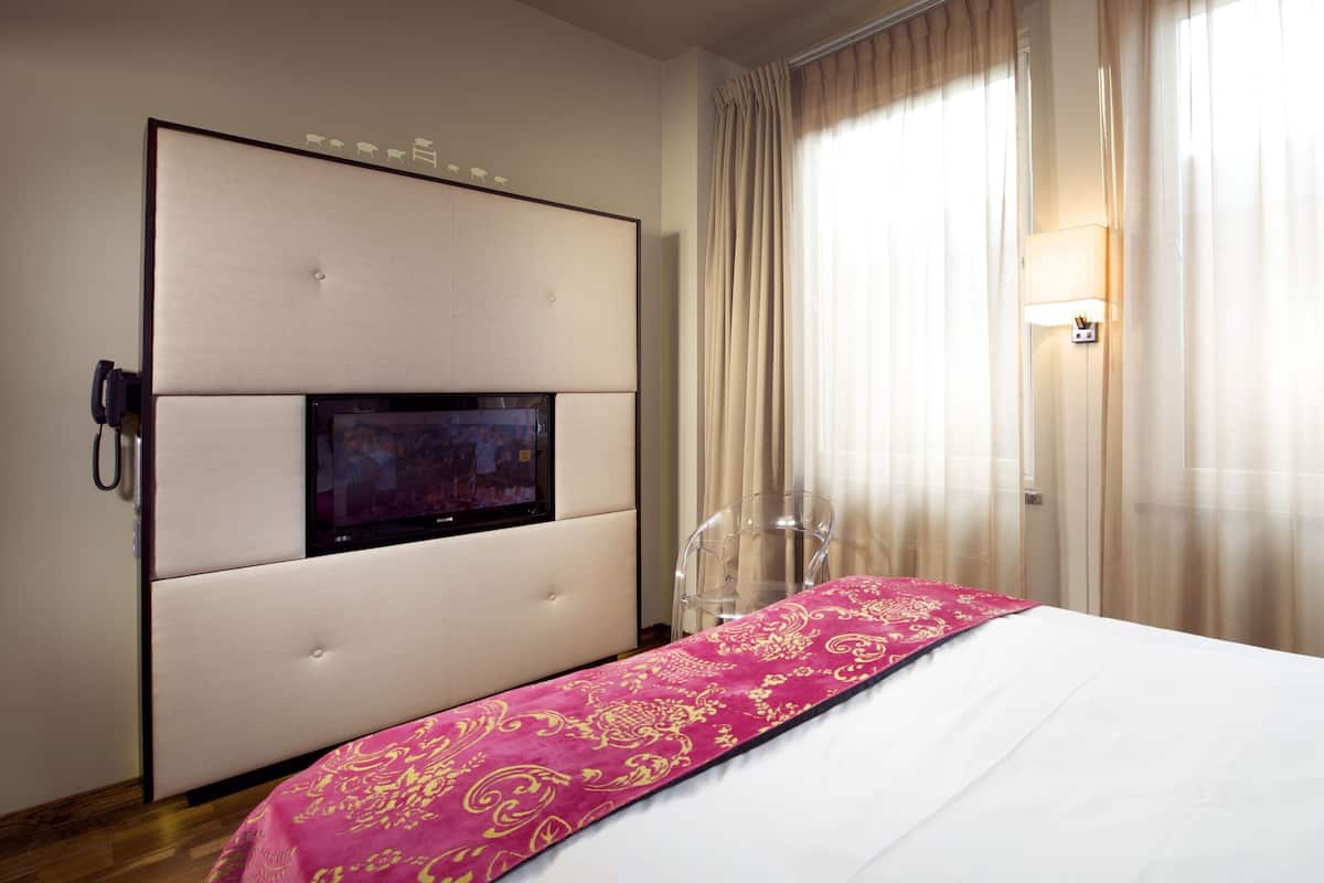 1 bedroom, hypo-allergenic bedding, free WiFi, bed sheets