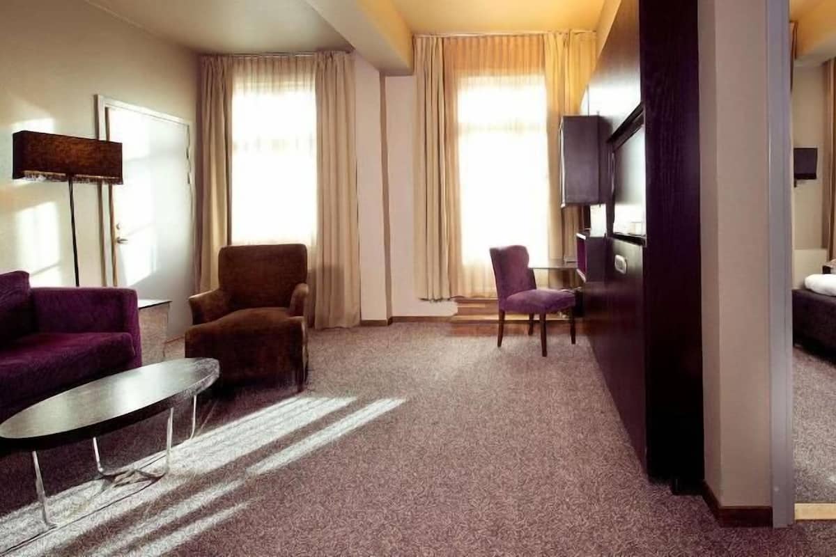 Hypo-allergenic bedding, free WiFi, bed sheets