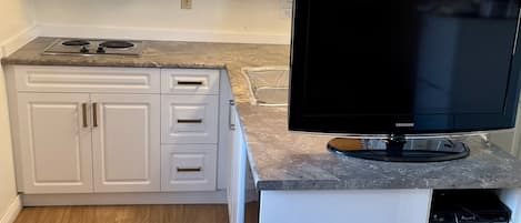 Room, 1 Queen Bed | Desk, free WiFi