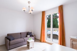 Quarto standard | Área de estar | TV de tela plana 80 cm com canais digitais, TV
