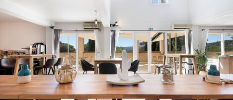 Petit déjeuner buffet (12.9 EUR par personne)