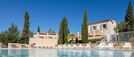 Una piscina al aire libre de temporada