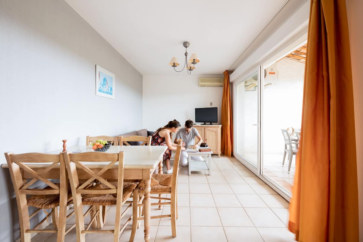 4 Rooms 8 | Living area | 80-cm flat-screen TV with digital channels, TV