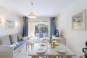 开间 (Cabine) | 起居区 | 50-厘米纯平电视 （配备数码频道）、电视