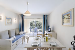 Studio (Cabine) | Living area | 50-cm flat-screen TV with digital channels, TV - Garden & City Six-Fours-les-Plages (Six-Fours-les-Plages)