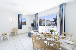 Appartement | Woonruimte | Een 50-cm flatscreentelevisie met digitale zenders en televisie