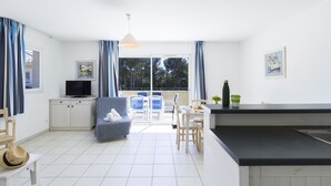 Un apartamento moderno con sala de estar, cocina y balcón.