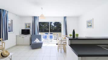 Apartamento | Área de estar | TV de tela plana 50 cm com canais digitais, TV