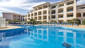 Alberca al aire libre por temporada y sombrillas en la alberca