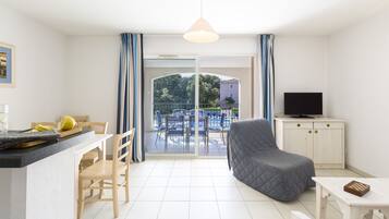 Apartamento, 1 habitación | Zona de estar | Televisión de pantalla plana de 50 cm con canales digitales