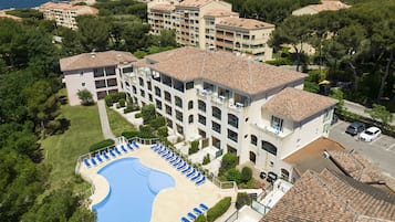 Alberca al aire libre por temporada y sombrillas en la alberca