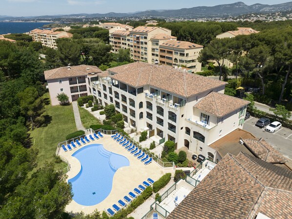 Sesongbasert utendørsbasseng, bassengparasoller og solsenger