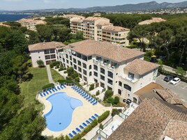 季节性开放的室外游泳池，池畔遮阳伞，日光浴躺椅