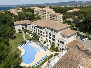 Seasonal outdoor pool, pool umbrellas, sun loungers - Garden & City Six-Fours-les-Plages (Six-Fours-les-Plages)