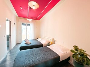 三人房 | 羽絨被、客房內保險箱、書桌、筆電工作空間