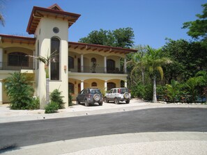 Vista frontal de la propiedad