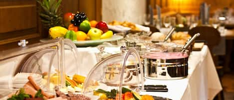 Free daily buffet breakfast