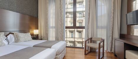 Una cassaforte in camera, una scrivania, postazione laptop