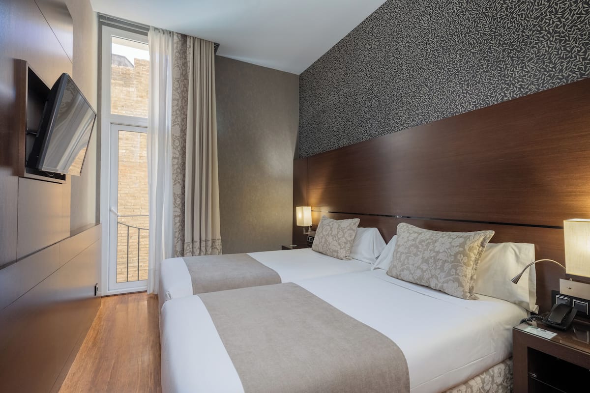 Zimmersafe, Schreibtisch, laptopgeeigneter Arbeitsplatz