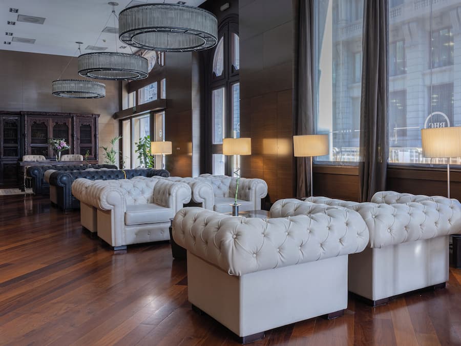 Área de estar no saguão