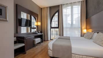 Een kluis op de kamer, een bureau, een laptopwerkplek