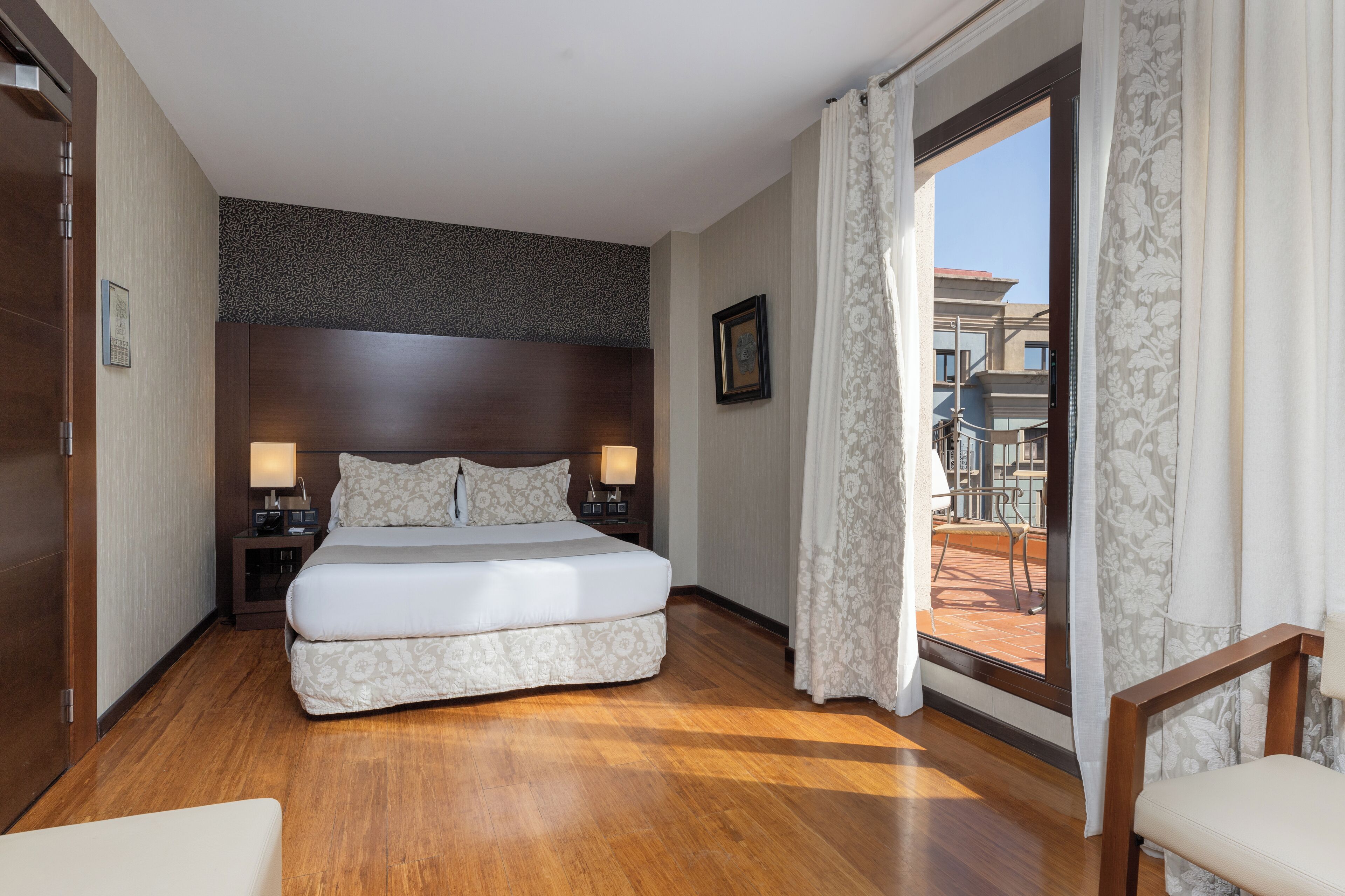 in-room safe, desk, laptop workspace, blackout curtains