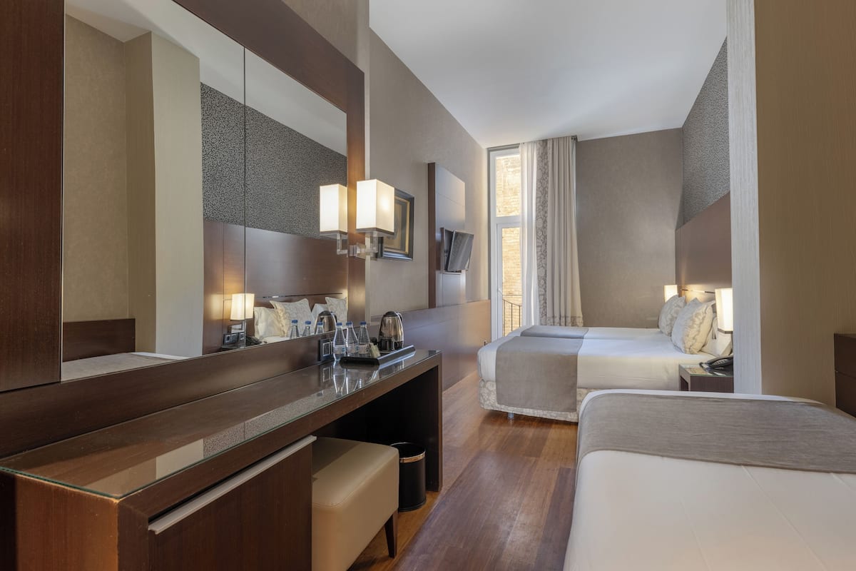 Zimmersafe, Schreibtisch, laptopgeeigneter Arbeitsplatz