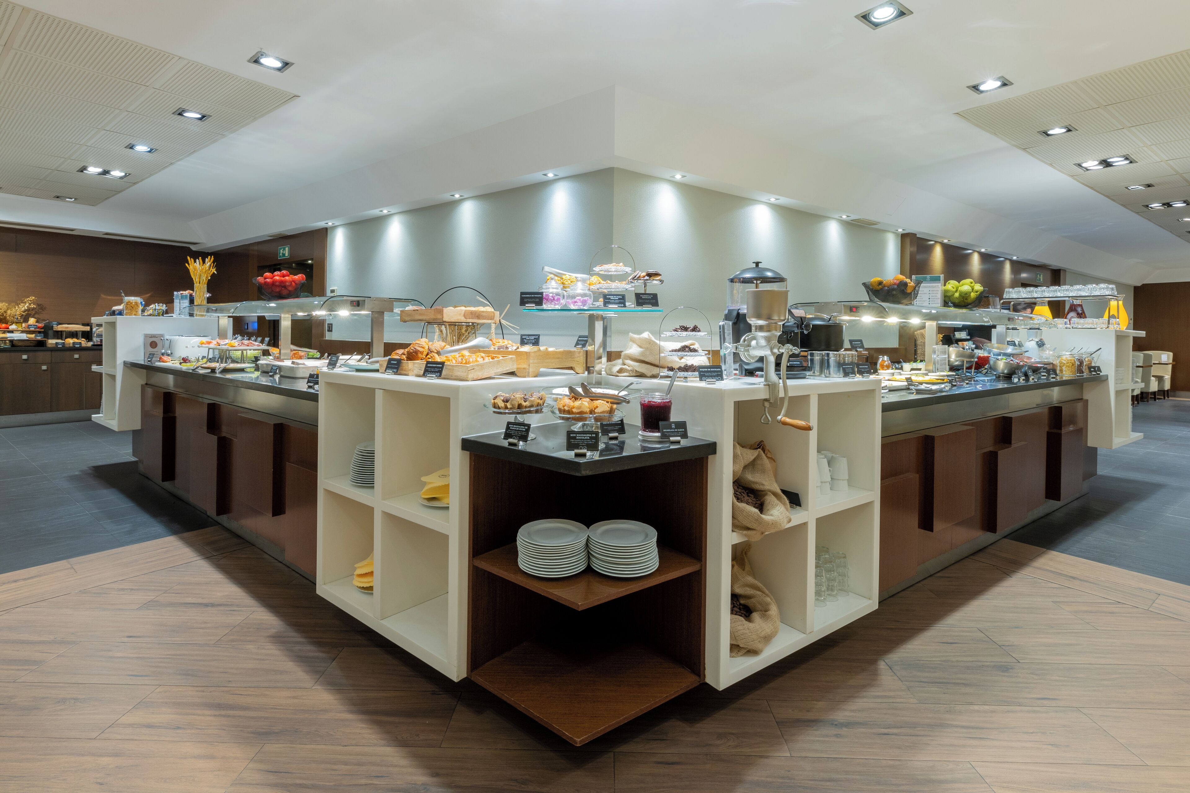 Una mesa de buffet con diferentes alimentos y utensilios.