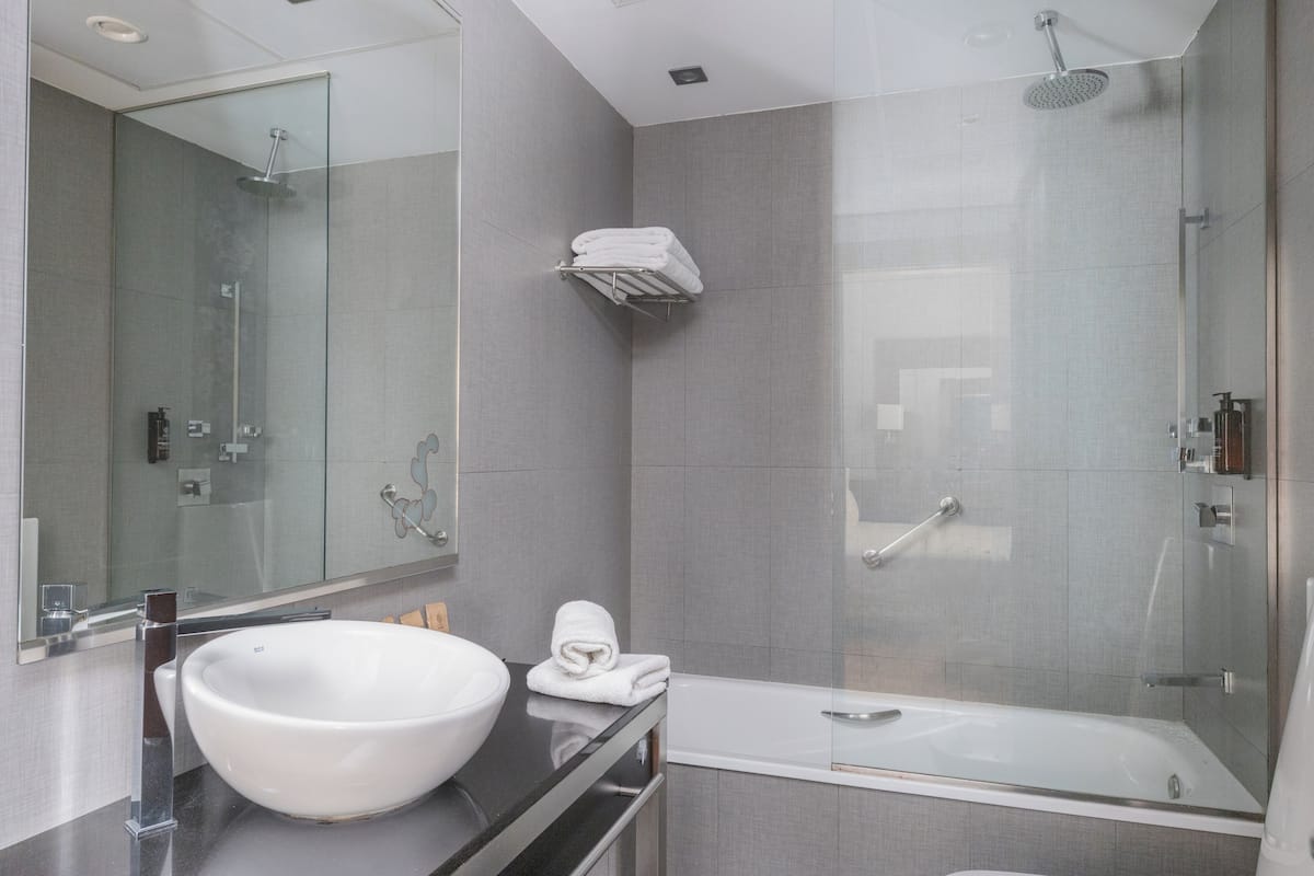 Regendusche, umweltfreundliche Kosmetikartikel, Haartrockner, HandtĂŒcher