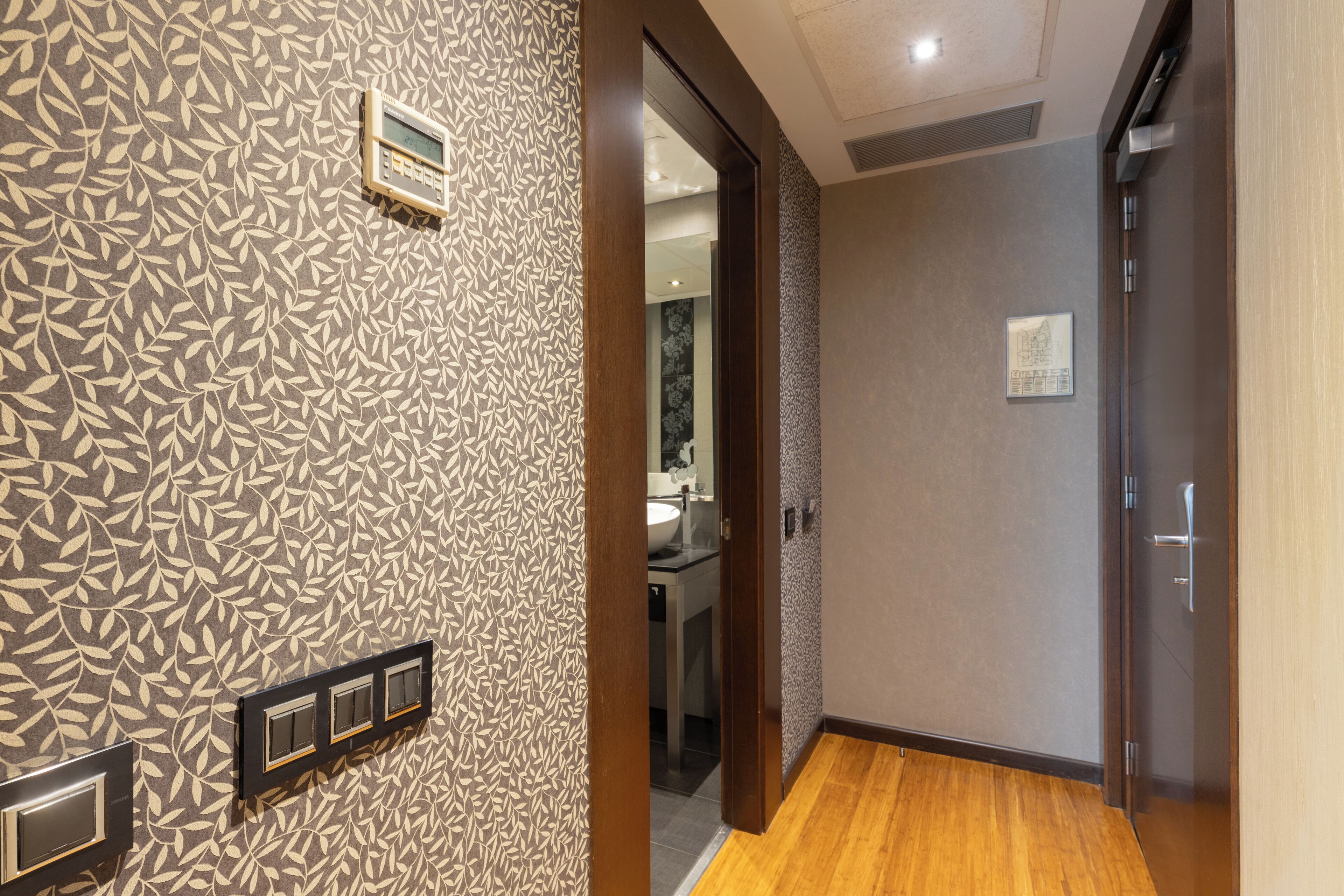 in-room safe, desk, laptop workspace, blackout curtains