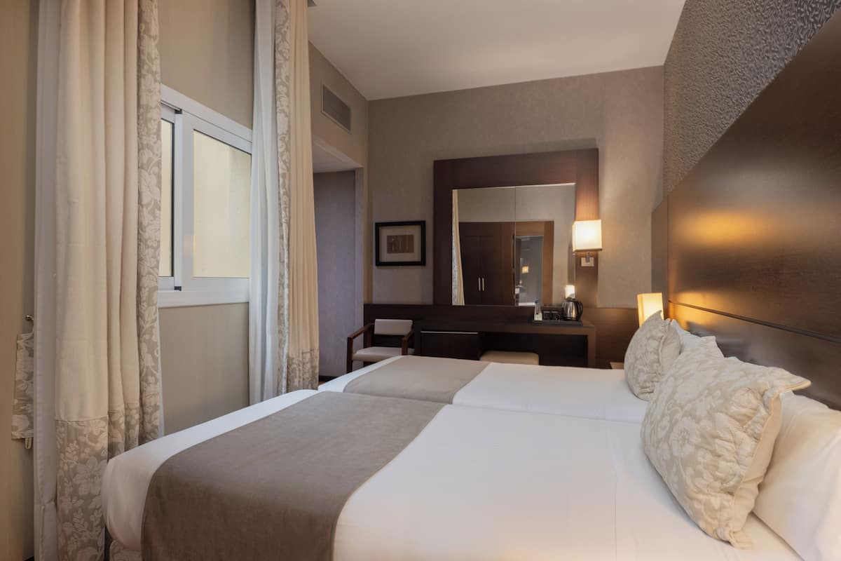 Zimmersafe, Schreibtisch, laptopgeeigneter Arbeitsplatz