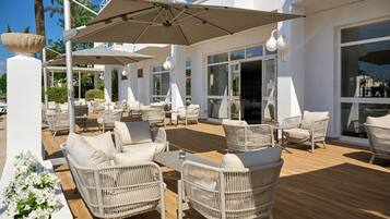 2 bars/lounges, een poolbar