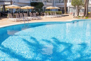 Outdoor pool, pool umbrellas, pool loungers - Grupotel Alcudia Suite (Muro)
